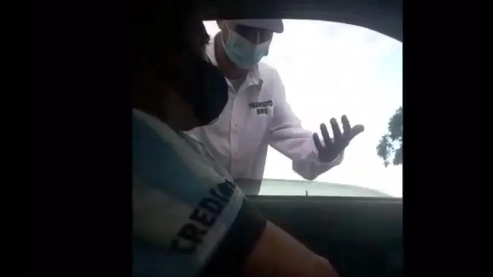 Escracharon a inspector de tránsito mientras pedía coima a un conductor
