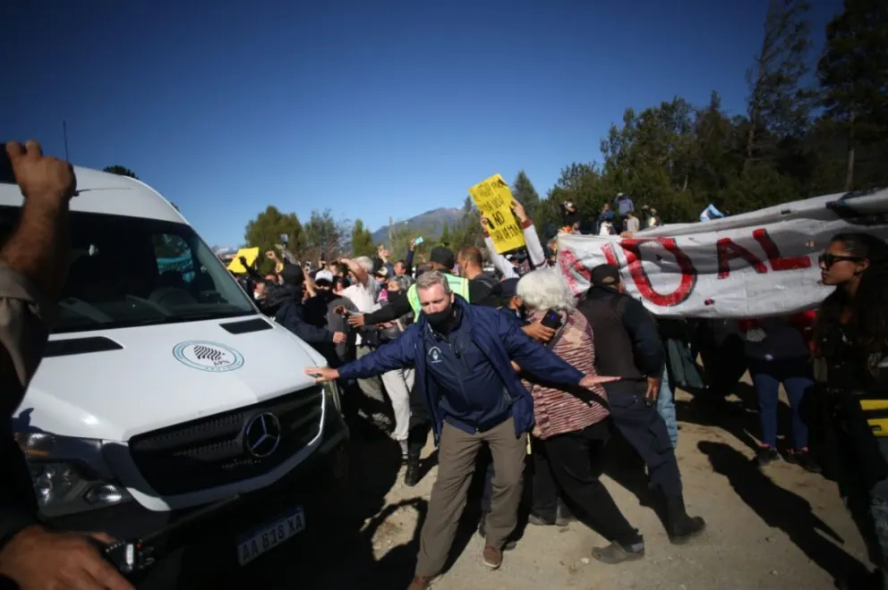 Cruces entre Chubut y Nación, por las “culpas” en la agresión a la comitiva presidencial