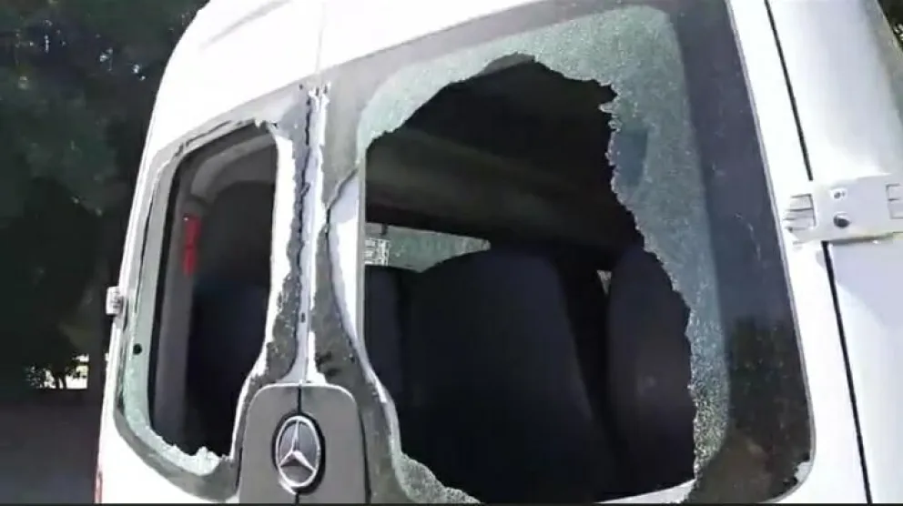 Lago Puelo: apedrearon la camioneta del presidente