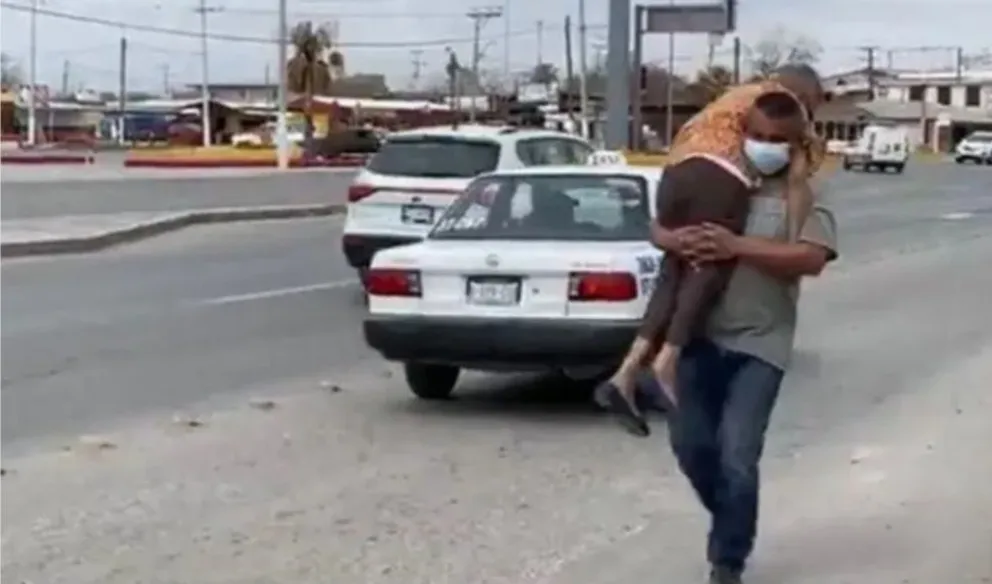 Conmovedor: cargó a su mamá en brazos para que se vacune contra el Covid