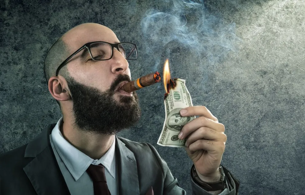 Derrochones: los tres signos del zodíaco que se destacan por perder dinero
