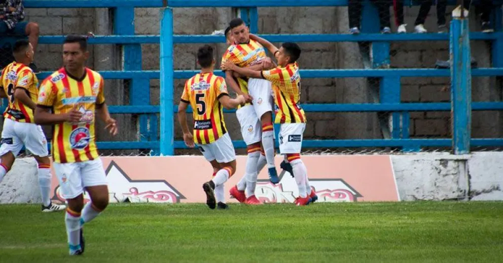 Cruz del Sur y Dina Huapi definen la Primera A