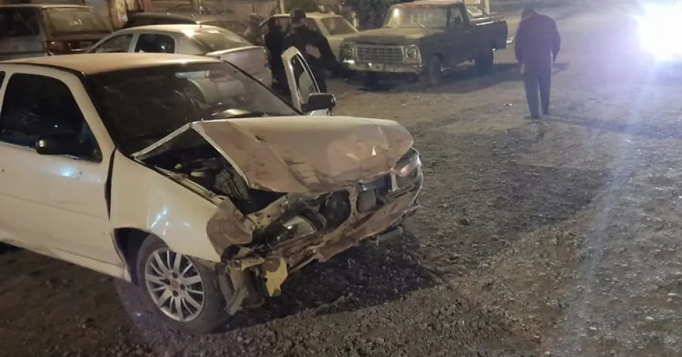 Una mujer chocó una camioneta estacionada, dijo que iba a “hacer pis” y se escapó corriendo