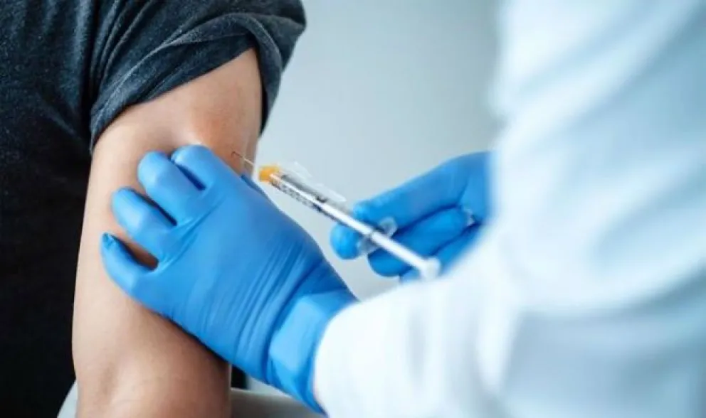 Tres provincias ya empezaron a vacunar a menores de 60 con factores de riesgo