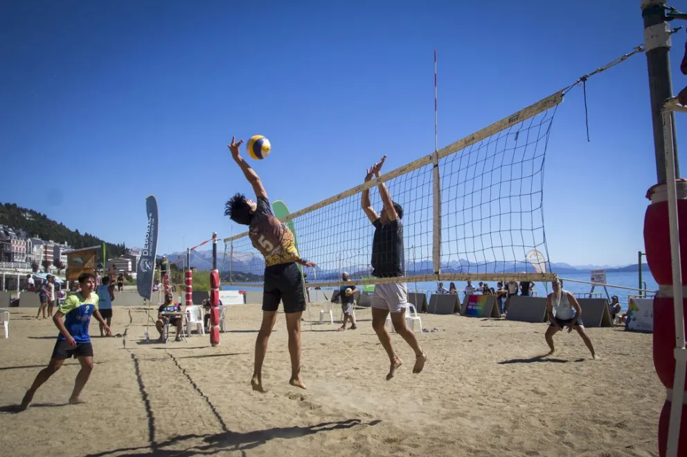 El beach vóley sigue animando la temporada