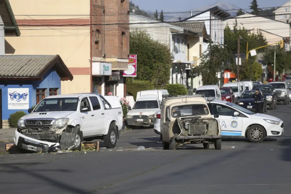 Hospitalizaron al conductor de una "Renoleta" tras violento choque