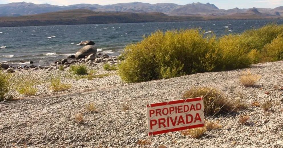 Otra zona de costa pública del lago alambrada por un privado