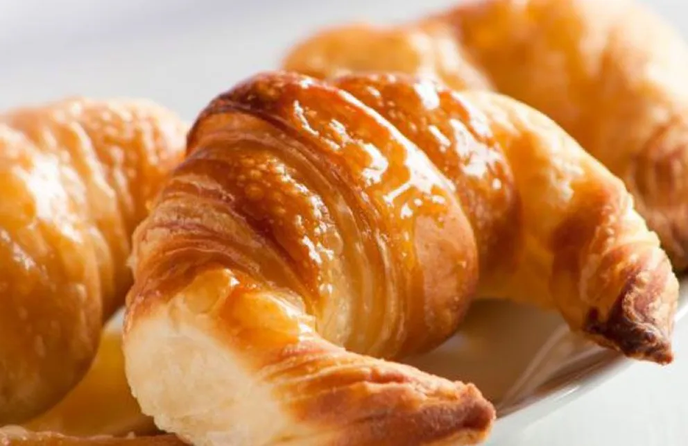 ¿Cómo hacer medialunas esponjosas de manteca igualitas a las de la panadería?