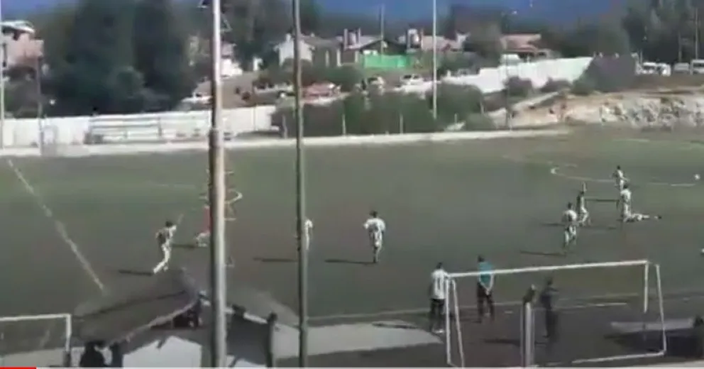 ¡Le pateó la cabeza a un rival en pleno clásico!