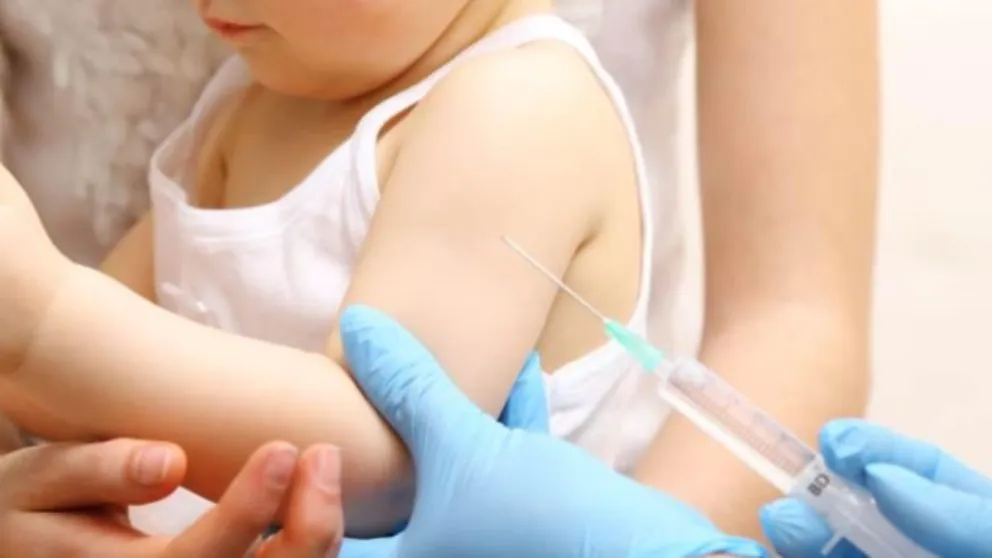 Moderna comenzó a probar su vacuna en niñas y niños de entre 6 meses a 12 años