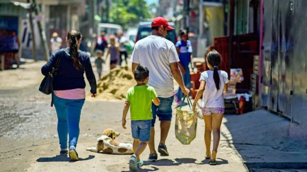 Para no caer en la pobreza, una familia necesita 58 mil pesos por mes