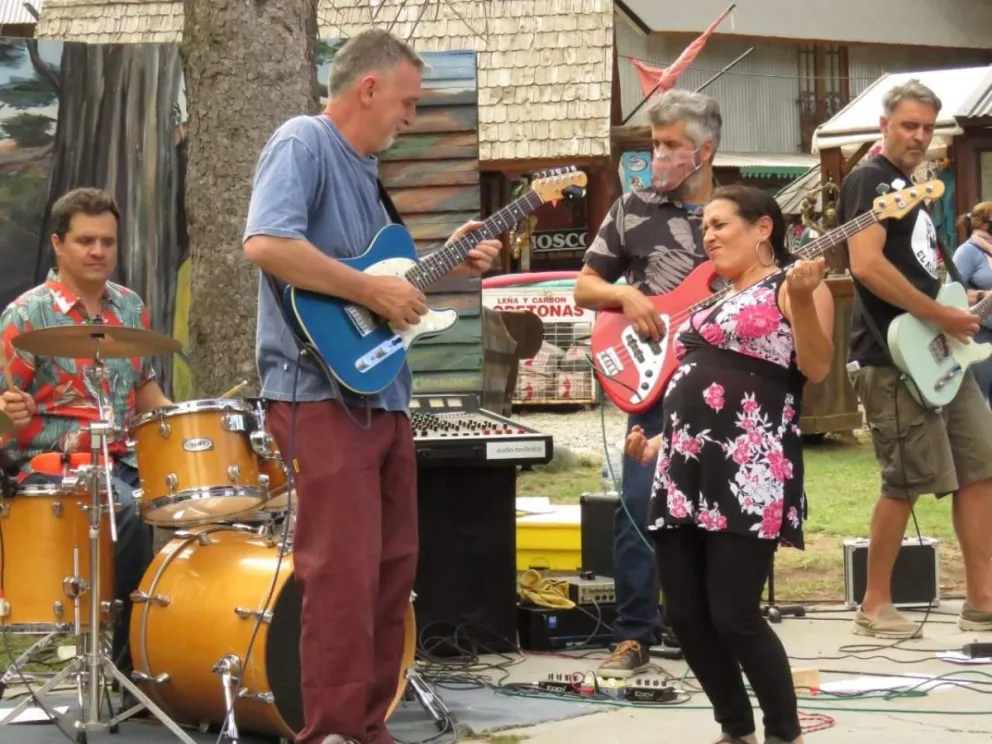 El Alambique toca en el Camping Musical