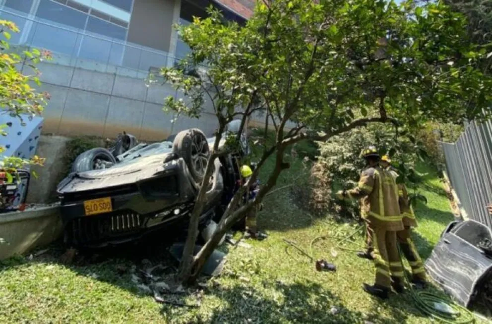 Impactante: un hombre murió al caer con su auto desde un quinto piso