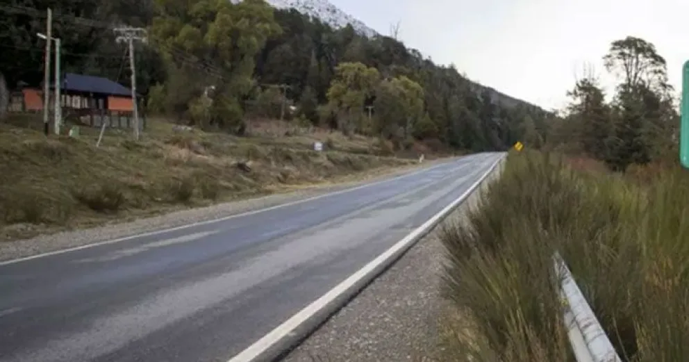 Giró en “u” en la Ruta 40 y fue embestido por una moto