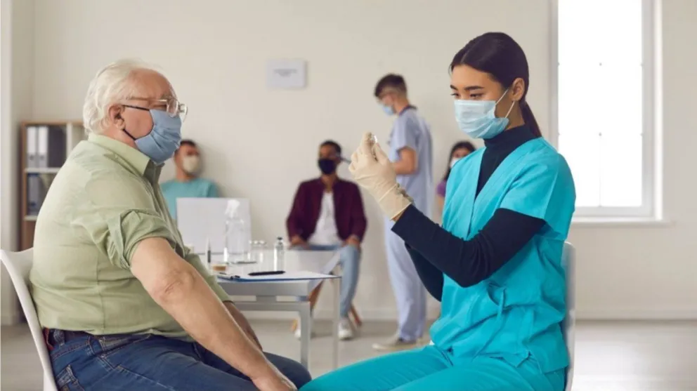 Covid, gripe y neumonía: ¿en qué orden hay que aplicarse las vacunas?