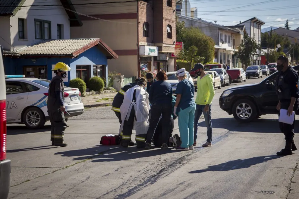 Una mujer pisó aceite con la moto y sufrió una fuerte caída