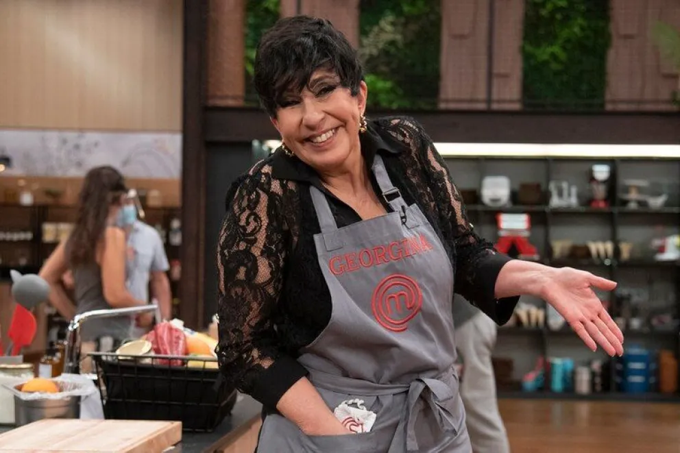 Blooper en Masterchef: Georgina rompió la escenografía  y casi le da en la cabeza a Germán