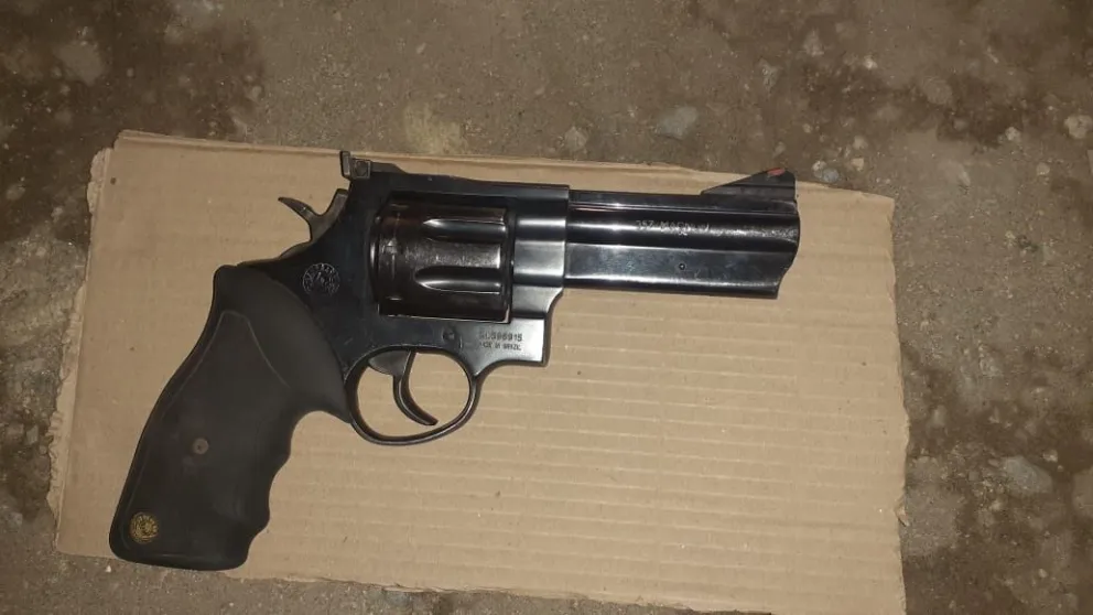 Trasladaba un arma de fuego sin documentación y casi 50 proyectiles