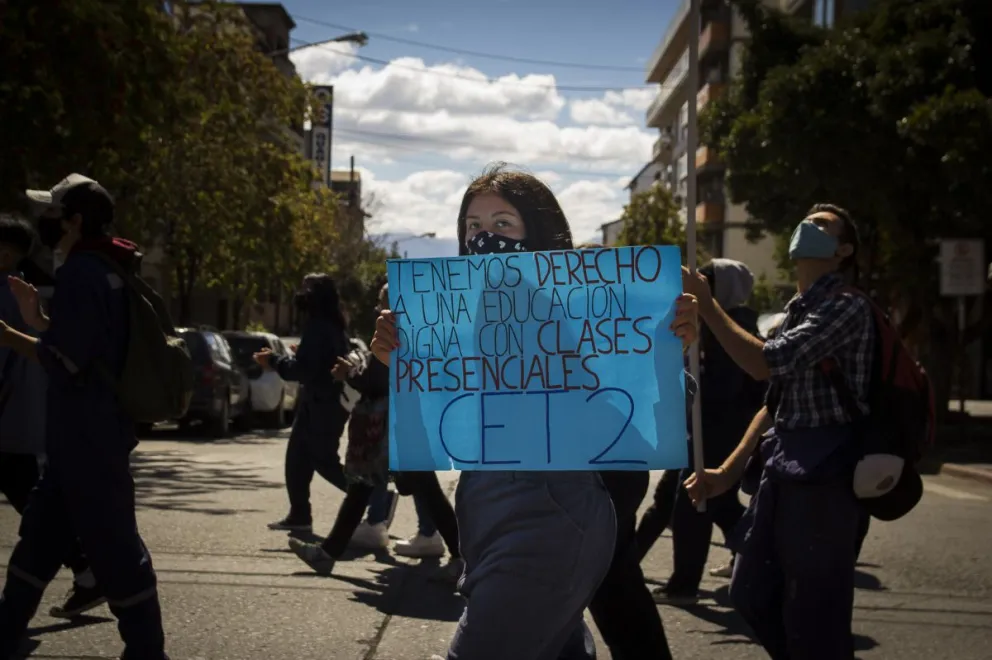 Alumnos de la Escuela 44 y los CET 2 y 25 encabezaron la "marcha de la bronca"