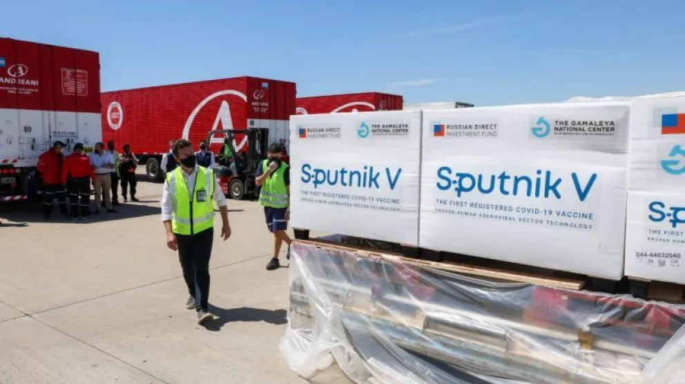 Llegaron al país 330 mil dosis de la vacuna Sputnik V en un vuelo de Aerolíneas