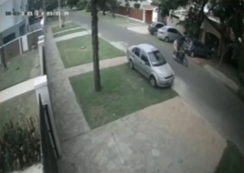 Así golpean dos motochorros a un nene para robarle la bicicleta