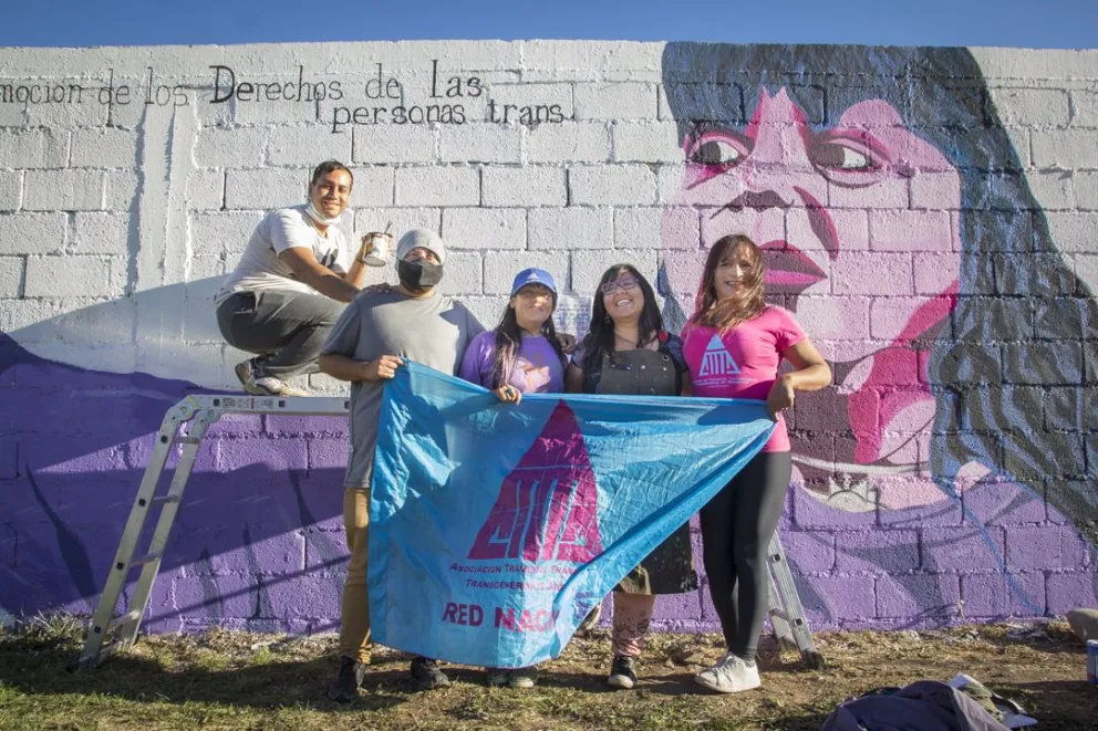 Realizaron el primer mural que visibiliza los derechos de las personas trans en Bariloche