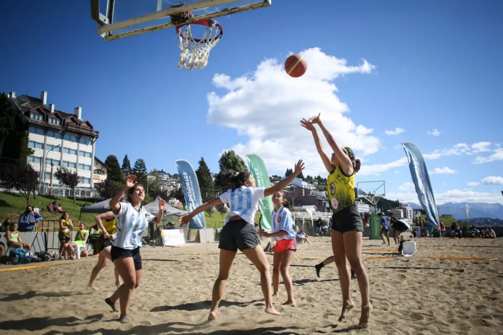Jornada de beach básquet 3 x 3 en la playa del centro
