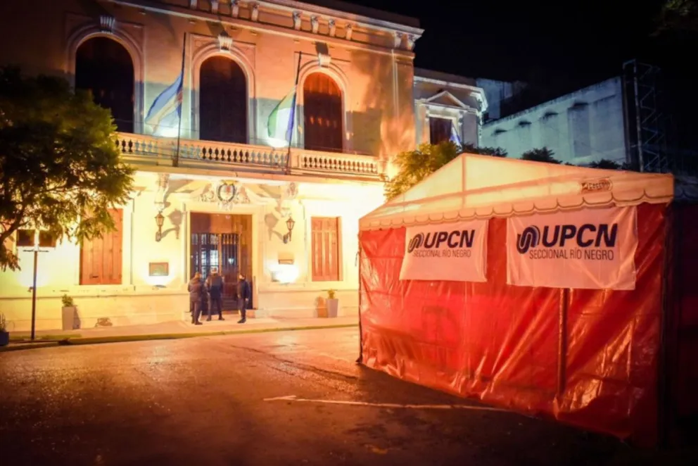 UPCN instaló una carpa frente a la Casa de Gobierno 