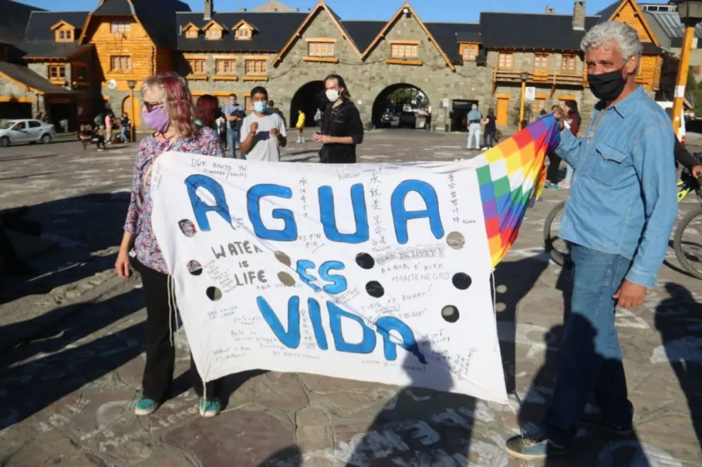 "El agua no se vende, se defiende": decenas de personas rechazaron la megaminería en Bariloche