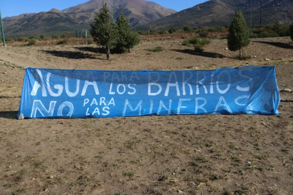 "Estamos en la capital de los lagos del sur y escasea el agua potable"