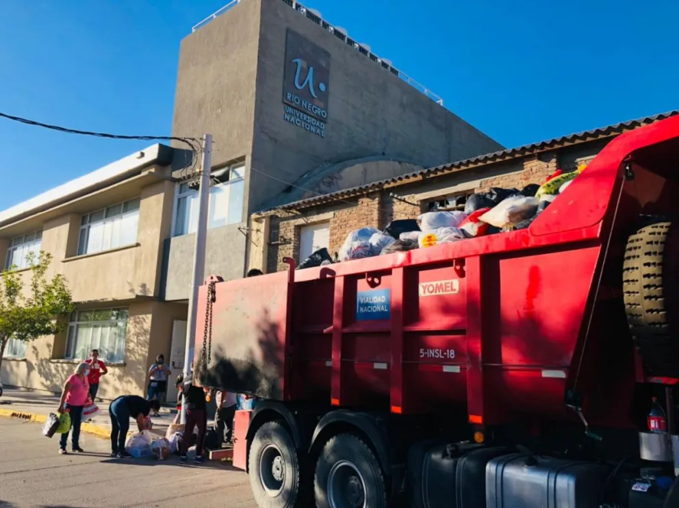 Vialidad Nacional y la UNRN trasladan donaciones a la Comarca Andina