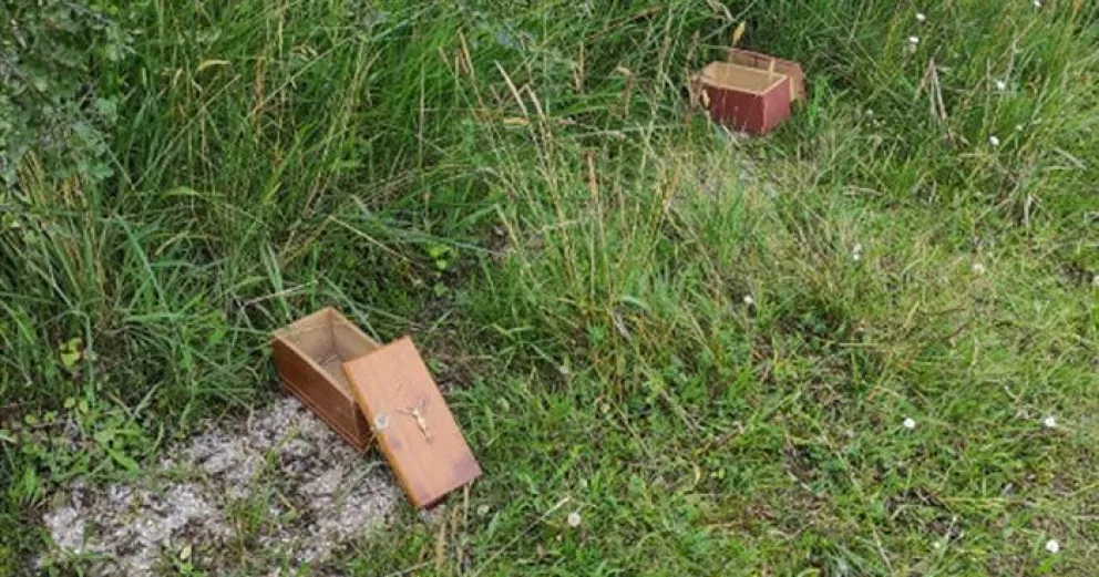 Encontró dos urnas funerarias y restos de cenizas