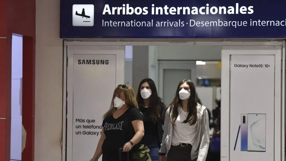 Gobierno restringe los viajes desde y hacia Brasil para evitar la segunda ola