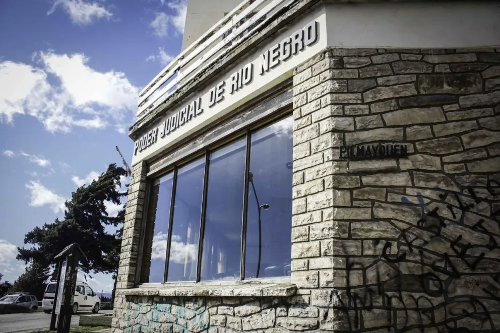 Deberán devolver fondos y compensar a una mujer por fraude bancario en Bariloche