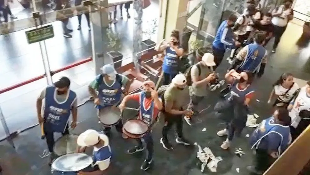 Identificaron a los manifestantes que atacaron la sede del diario Río Negro