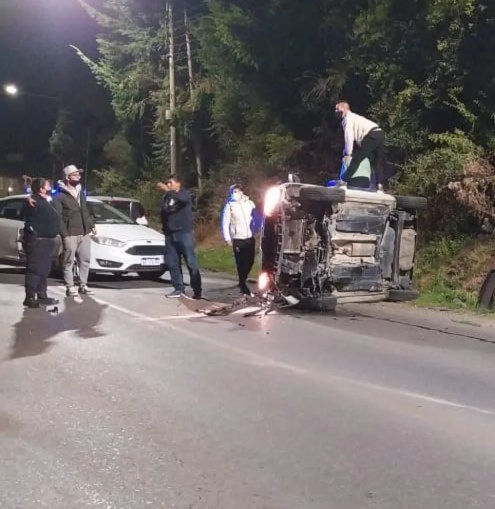 Perdió el control del auto y volcó en Avenida Bustillo