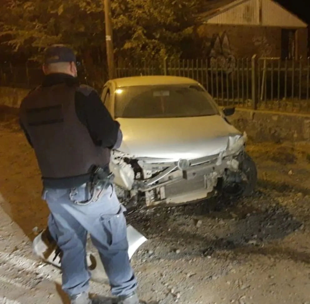Escapó de un control  y terminó chocando contra el patio de una escuela
