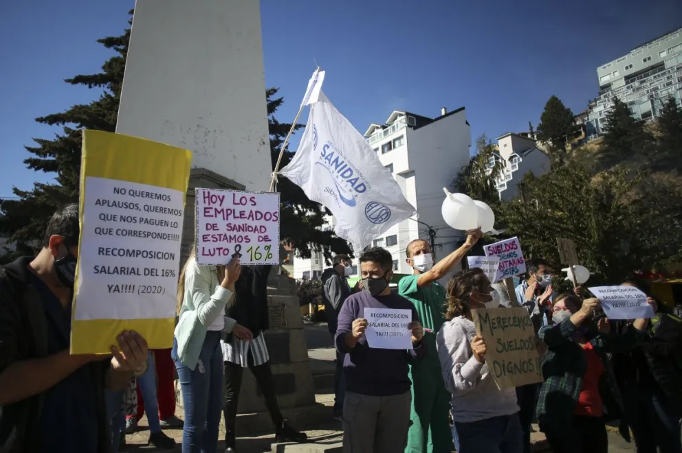 Trabajadores del Hospital Privado Regional y del Sanatorio San Carlos reclamaron por recomposición salarial