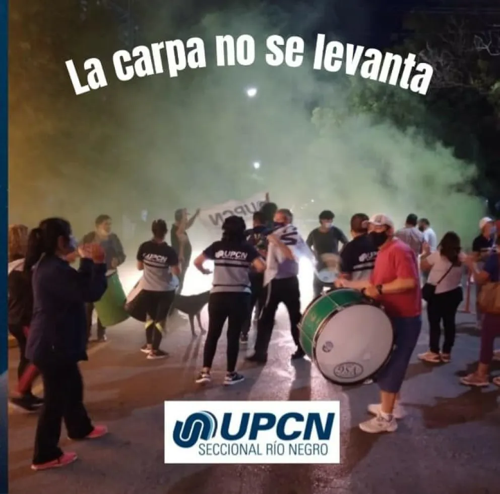 UPCN sigue sosteniendo la carpa roja frente a la Casa de Gobierno