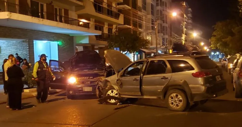 En completo estado de ebriedad chocó y agredió a efectivos policiales