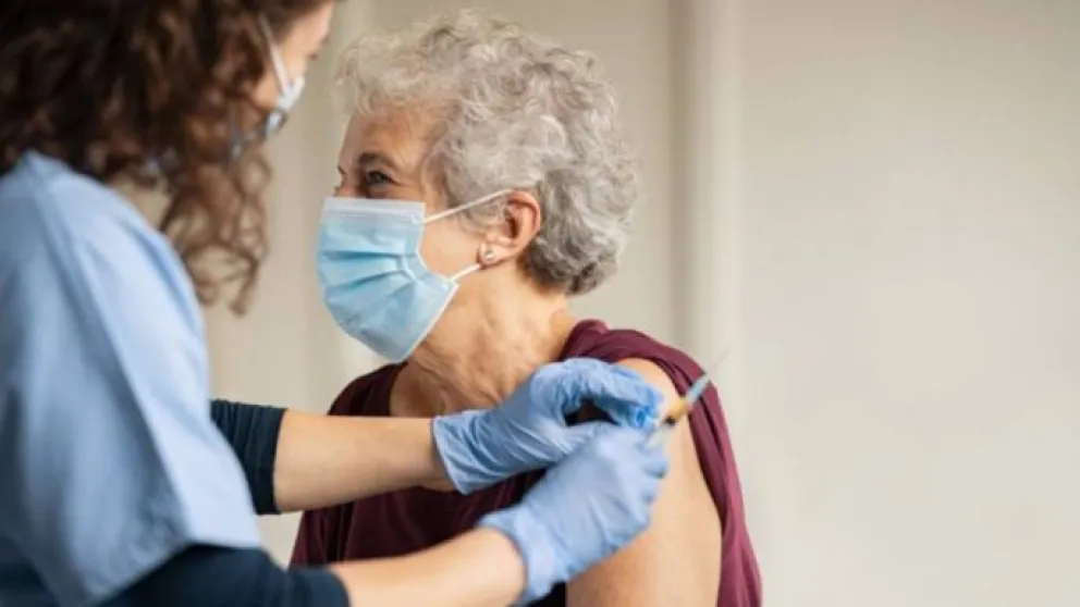 Este lunes vacunarán a adultos mayores de 70 a 79 años con turnos reprogramados