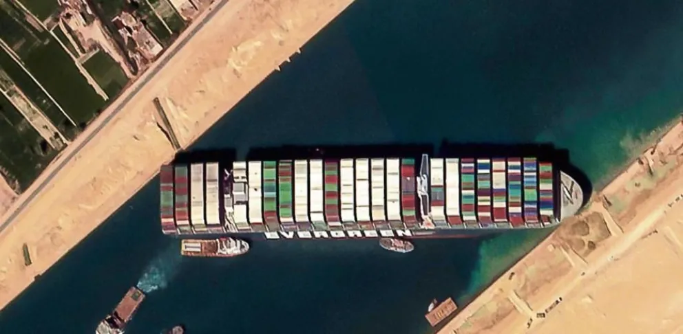 Lograron reflotar parcialmente el buque que bloquea el Canal de Suez