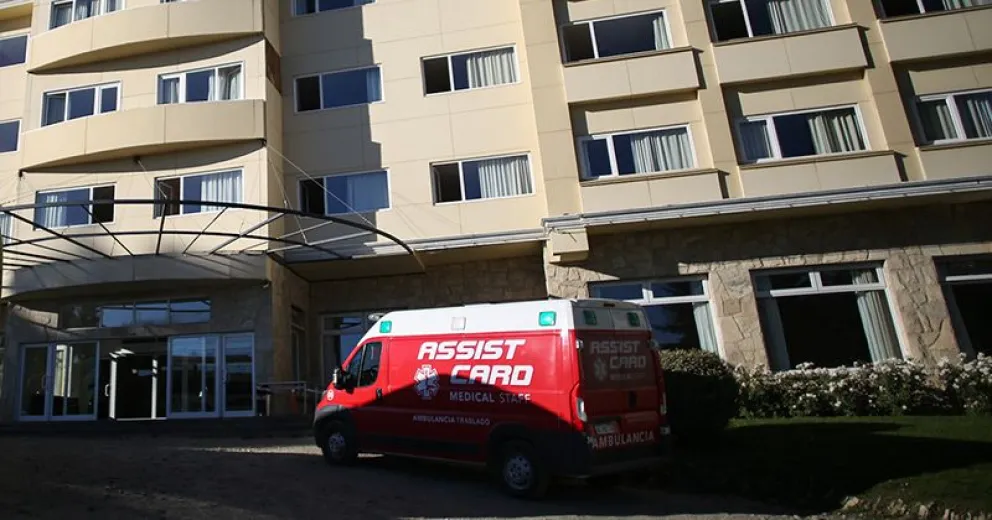 Tras una discusión arrojaron a un egresado del segundo piso de un hotel: sufrió fracturas