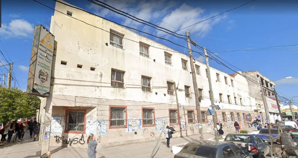 ¿De qué colegios son los egresados protagonistas del enfrentamiento?