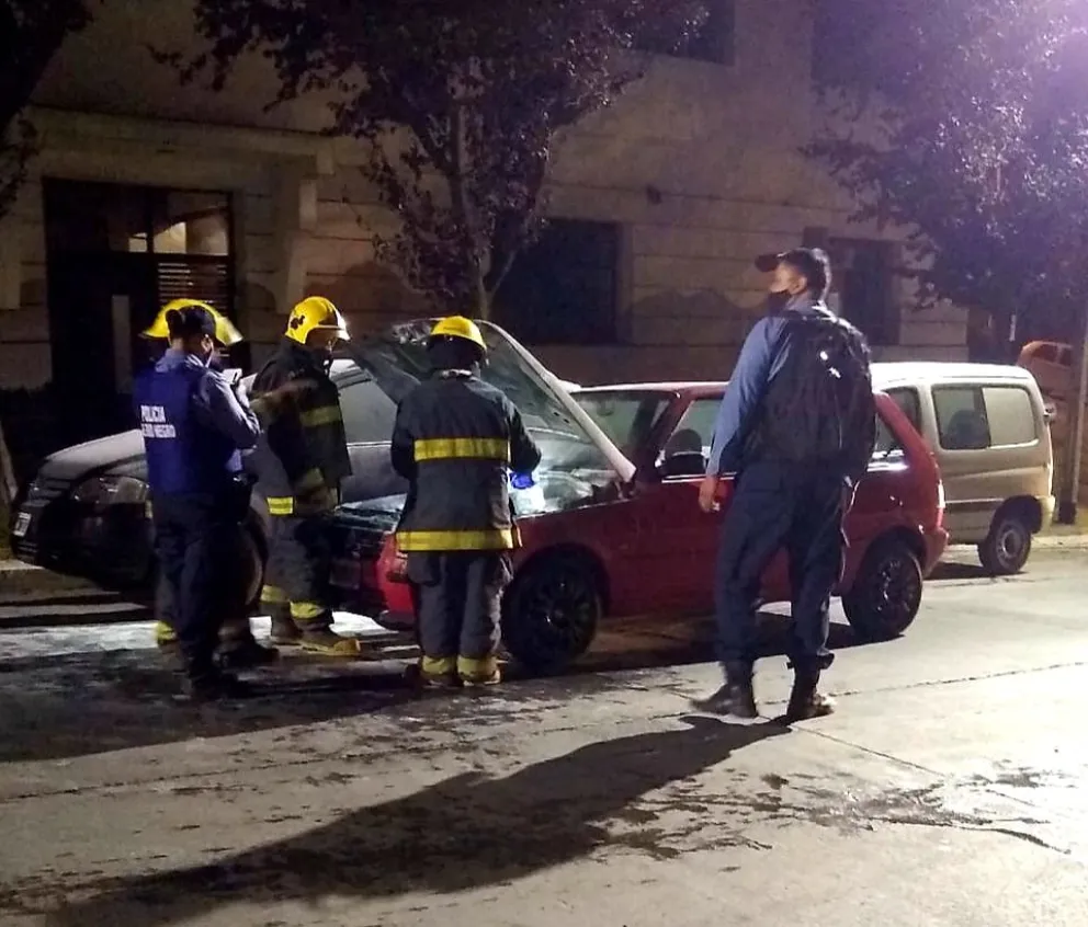 Dos vehículos sufrieron daños tras incendiarse con pocas horas de diferencia