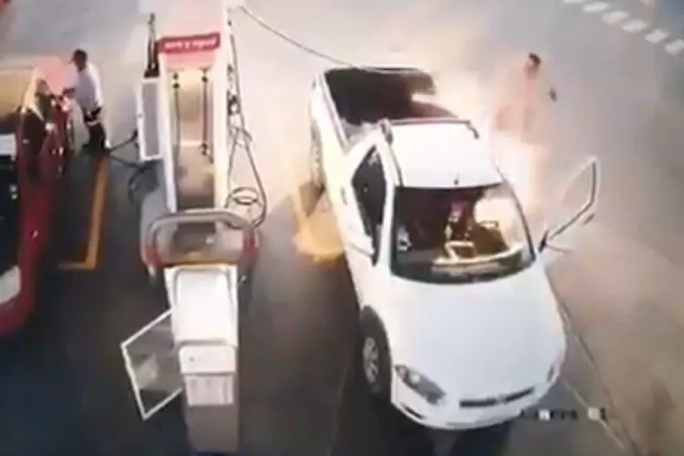 Video: le explotó el auto por usar el celular mientras cargaba nafta