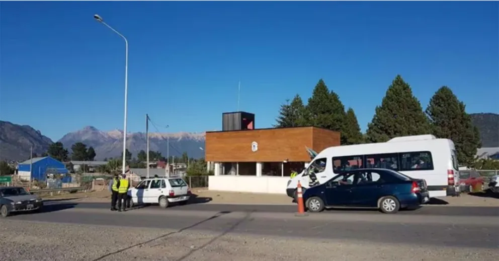 Detuvieron a su hijo y le retuvieron el auto: roció una garita policial con nafta y amenazó con incendiarla