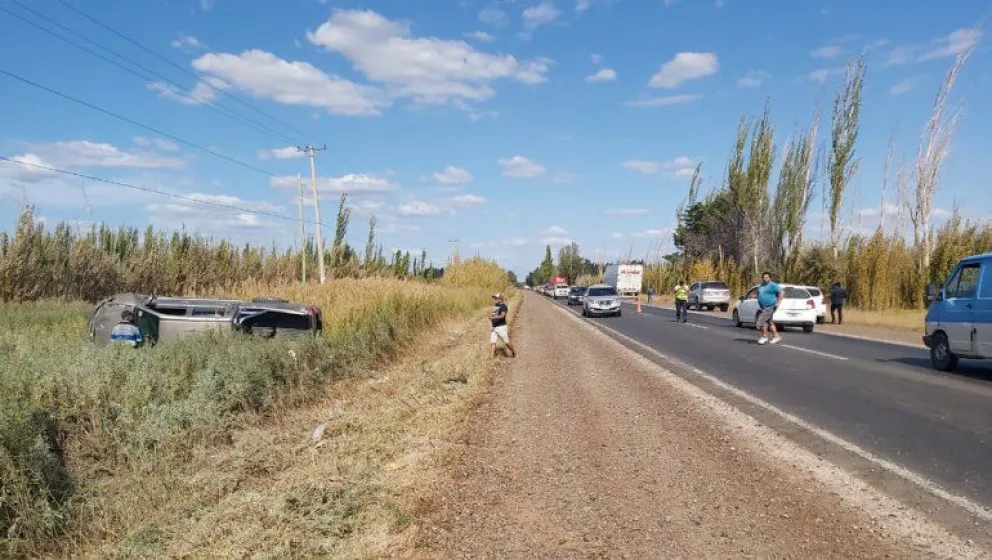 Volcó en ruta 151 cuando intentó pasar un camión