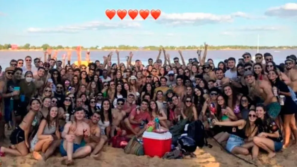 Escándalo: 200 estudiantes de Medicina festejaron rompiendo todo protocolo