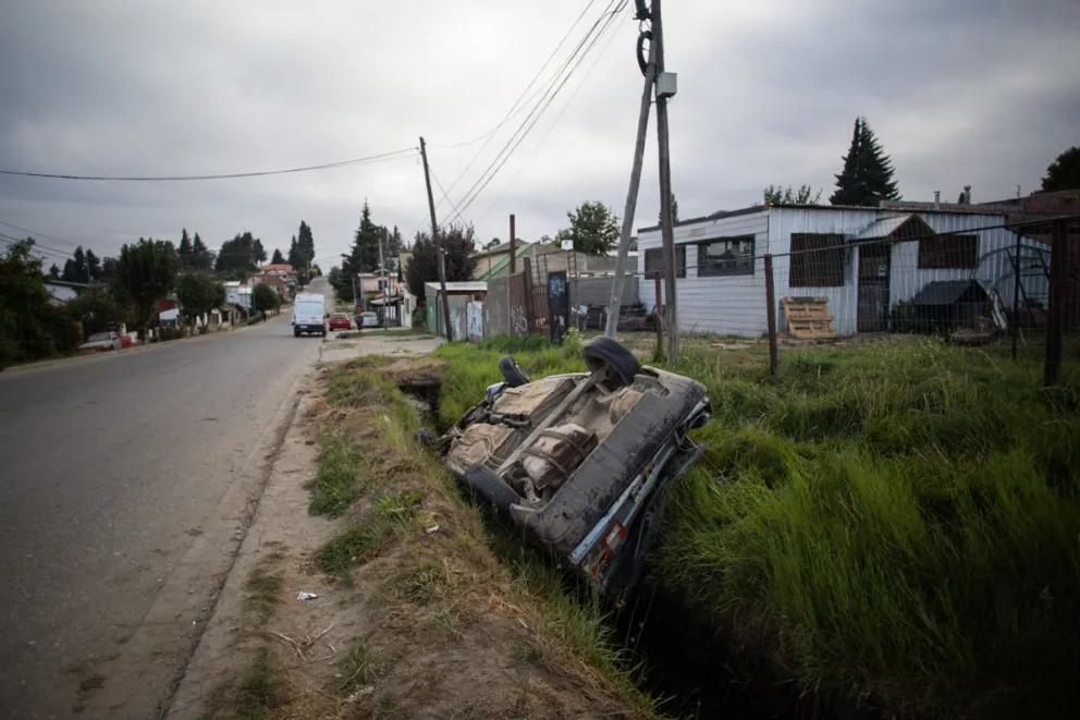 Chocó contra una camioneta estacionada y quedó volcado en un zanjón